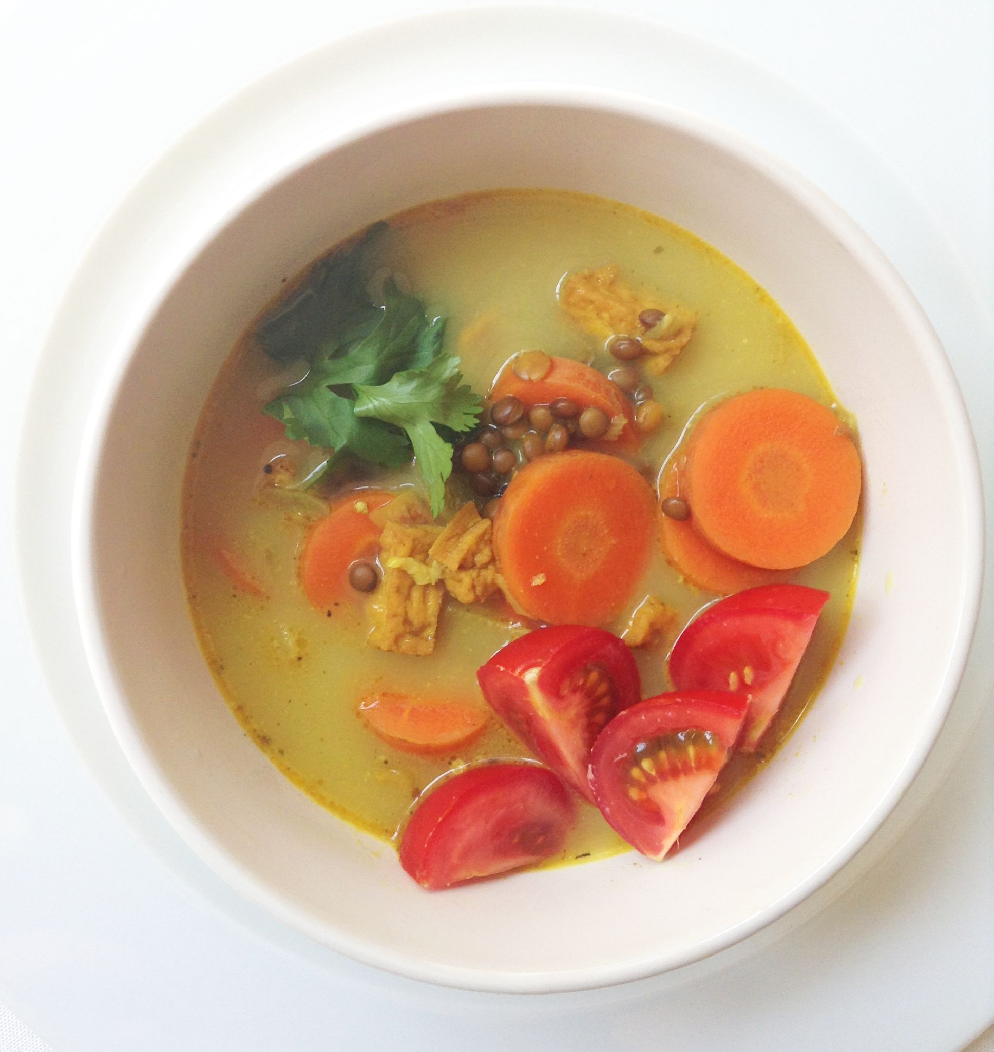 Indische kokossoep met pittige tofu